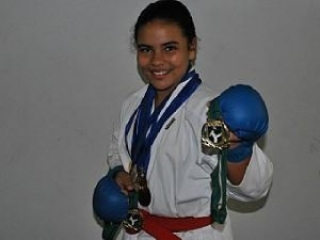  A pequena Aline, de apenas 11 anos de idade, já possui 11 medalhas de Karatê.