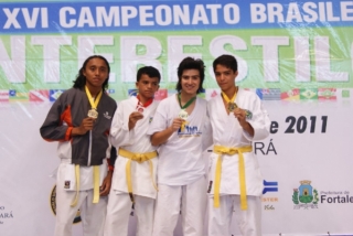 Felipe Caffarena, ao centro, comemora título em Fortaleza.