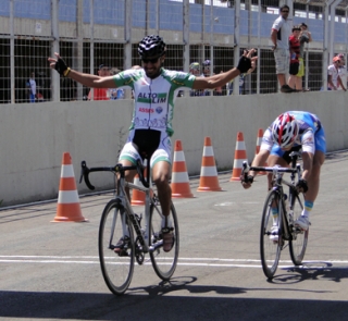 Cristiano Marques Dronov em comemoração pela vitória da Copa Giro Alto 2011