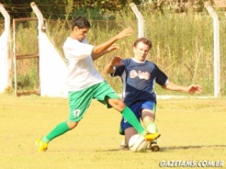 Fernando (17) e Jair disputam a bola na final deste domingo 