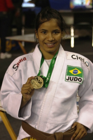 Larissa foi campeã das Olimpíadas Escolares, 15 a 17 anos, em 2011.