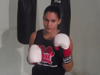 Aline Santana venceu 17 das 20 lutas de sua carreira.