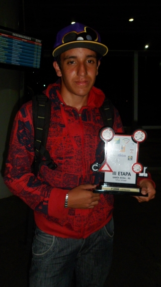 Danilo Cunha e o troféu de campeão