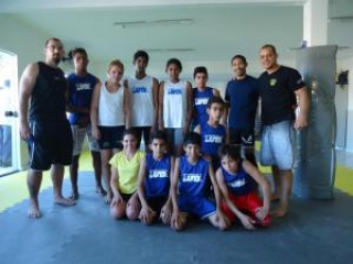 Agnaldo (primeiro à esquerda), com seus alunos. Lutador fará parte da seleção brasileira.