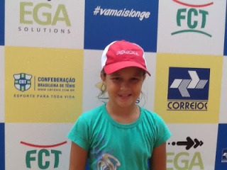  Erica, de apenas dez anos, é promessa para o tênis sul-mato-grossense.
