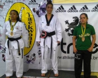 Nathassia (centro) venceu na categoria até 73 kg