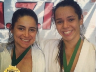 Janaína, à direita, ao lado da atleta Bruna Caruzo