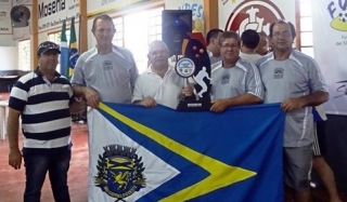 Clube da Bocha recebeu troféu de campeão das mãos do prefeito Adão Rolim