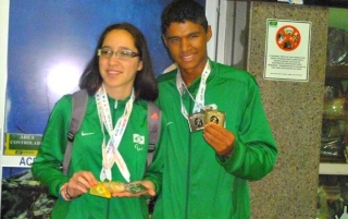 Gabriela e Davi voltaram do Reino Unido com três medalhas