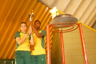 Taíse Zirmermman e Jonatan da Silva Ferreira acenderam a tocha olímpica