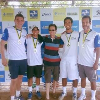 Da esquerda para a direita: Ivanildo, Tiago, Grandini (Presidente da Federação), Lucas e José Luiz.