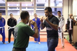 Durante instrução de técnica, lutador chama policial para demonstrar golpe