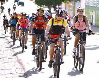 Grupo se reúne quartas e sábados para pedalar pela cidade