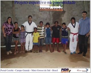 Teresa Armada, professores Filipe Carvalho e André Molina e Presidente do PSDB esporte Vagner Almeida junto as crianças participantes do projeto