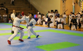 Combate entre Tomas Shimazaki (azul) e Diogo Alvarez (vermelho) no sub-21 do karatê