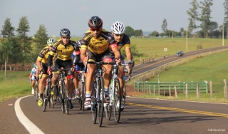 Equipe de ciclismo douradense AMDC em competição na cidade de Sete Quedas-MS