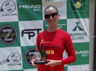 A atleta Luzélia Costa com um dos troféus conquistados na competição.