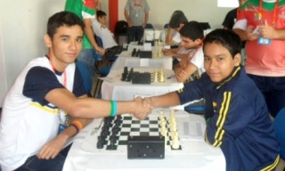 João Victor (à esquerda) durante partida contra o representante de Rondônia