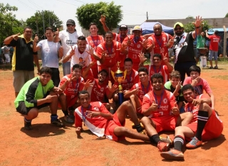 Vitória por 3 x 2 deu o título ao Pratas da Casa, equipe formada por atletas formados na Escolinha de Futebol do Guanandi (Foto:Washington Kaku)