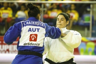 Douradense Camila Gebara (foto, à dir.) vai competir pela primeira vez em casa defendendo a Seleção.