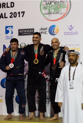Radicado em Dubai há dois anos, Marinho (à dir.) foi bronze no Mundial.