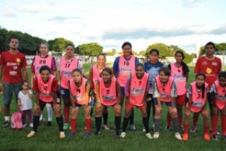 A equipe feminina ao lado do treinador, professor Rodrigo.