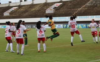 Lance entre Comercial-MS e Picos-PI no estádio Morenão, pela Copa do Brasil feminina