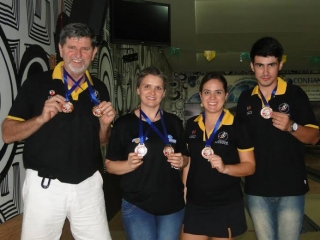 Os campeões do 6º torneio individual do Clube de Boliche Dourados (da esquerda para a direita) Hédio Liebich, Janete Radai, Wanessa Fernandes e Bruno Meneguini