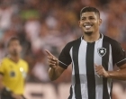 Botafogo vence lanterna Fortaleza no fim e entra no G6 do Brasileiro