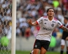 Flamengo aplica 6 a 1 no Vasco e vira líder provisório do Brasileirão
