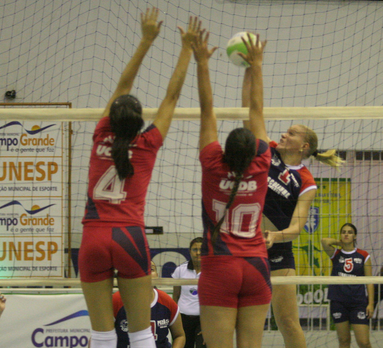 Equipe feminina da UCDB conquista Copa Campo Grande de Vôlei