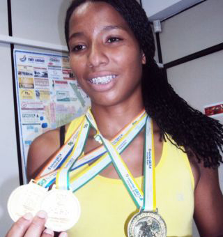 Competidora quebra recorde e volta com três medalhas