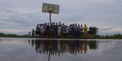Time de basquete que nasceu no "terrão" quer título das Olimpíadas
