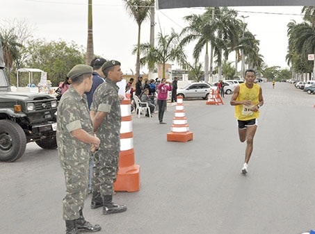 Baianinho e Maria Luciane mantêm favoritismo e vencem Corrida do Soldado