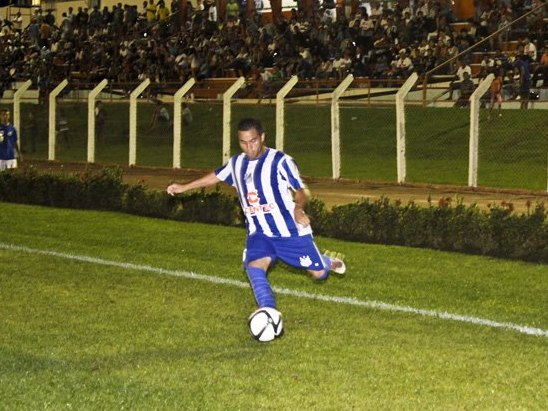 Águia Negra luta contra contusões e contrata lateral