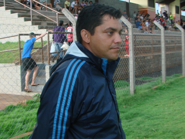 Após três anos e título, Cláudio Roberto deixa comando do Águia Negra