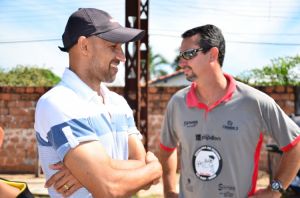 Ex-jogador Basílio visita escolinha de futebol na Aden