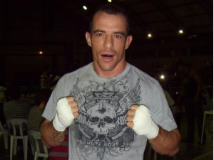 Douradense vence confronto em evento de MMA no Paraná