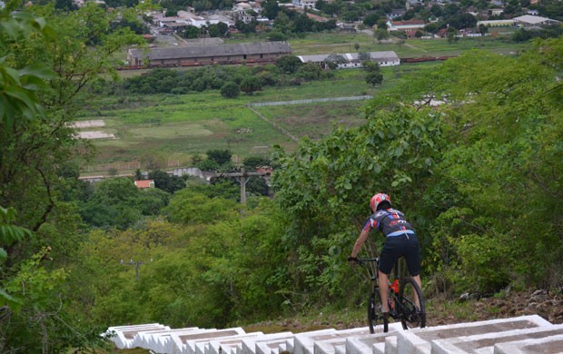 Aos pés de cartão-postal, ciclistas vão descer 187 metros em escadaria