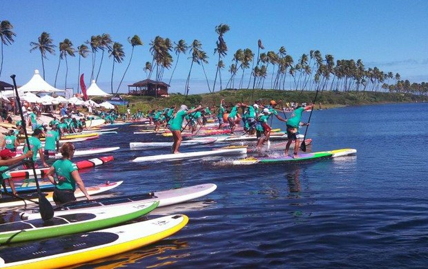 Forte calor desafia atletas em maratona inédita de stand up paddle