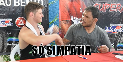Rodrigo Minotauro realiza tarde de autógrafos aos fãs da Capital