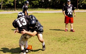 'Coveiros' treinam para estreia em torneio nacional de futebol americano