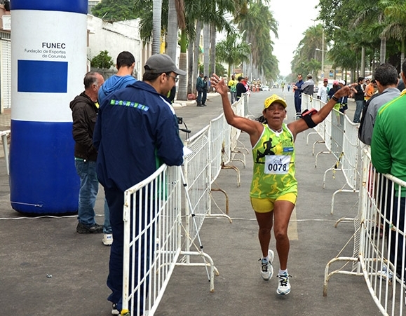 Maria Luciane e Vilmar Dias vencem 3ª etapa da Corrida de Rua