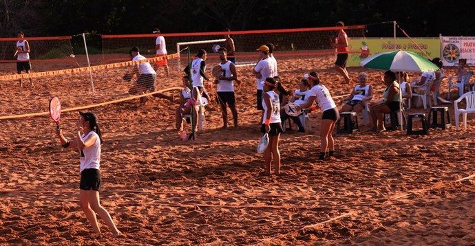 Torneio integra praticantes de beach tennis