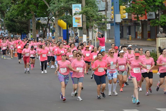Corrida Rosa leva centena de mulheres às ruas