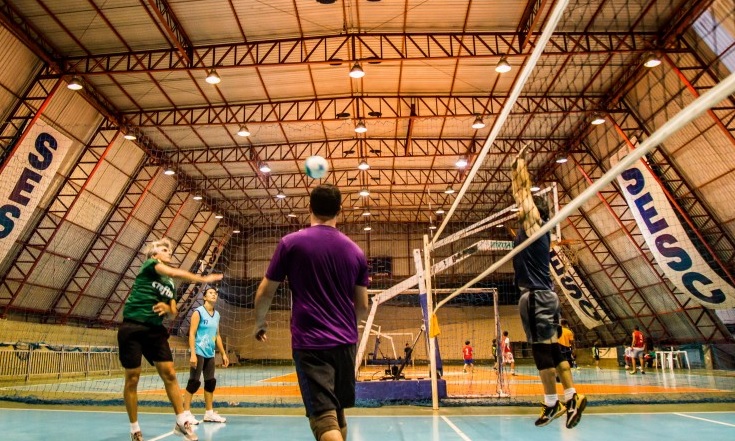 Vagas abertas para turmas de Voleibol e Pilates no Sesc
