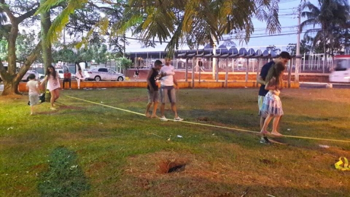 Prefeitura oferece aulas de Slackline no Programa Esporte e Lazer