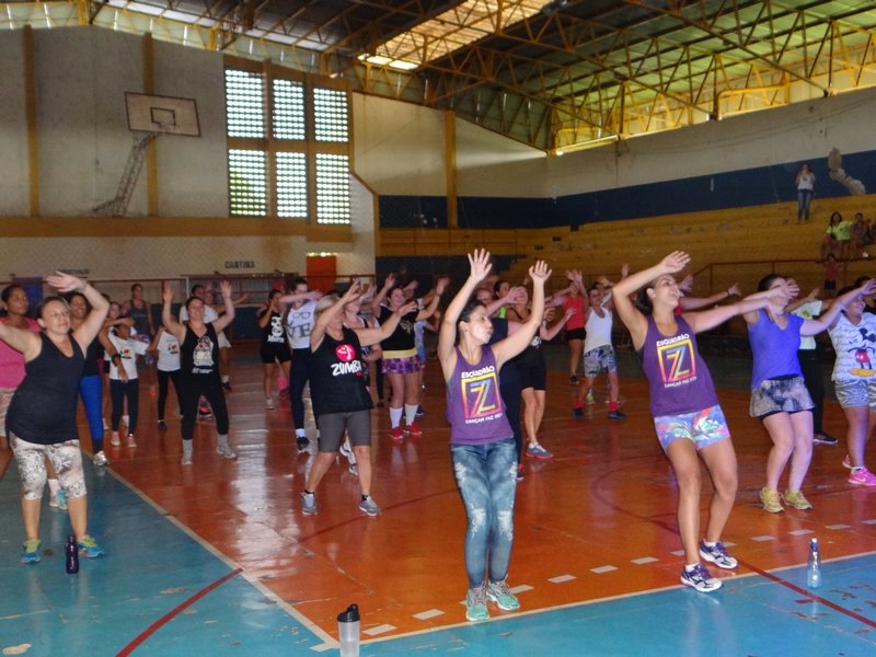 Aulão de Zumba Beneficente arrecada mais de 150kg em alimentos para Casa da Garota