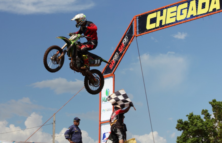 Abertura do Estadual de Motocross reúne 140 pilotos em Maracaju