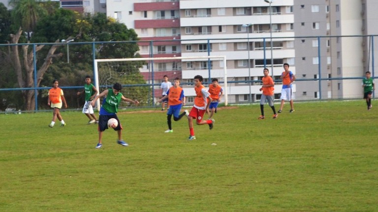 Nas férias, projeto de futebol é opção saudável para jovens
